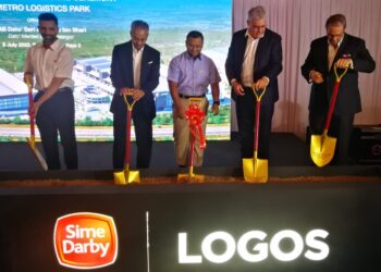 Azmir (dua dari kiri) dan Amirudin (tiga dari kanan) melakukan gimik pada Majlis Pecah Tanah E-Metro Logistics Park di Bukit Raja hari ini.-UTUSAN/
ABDUL RAZAK IDRIS