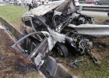 Pemuda maut selepas  tercampak keluar dari kereta dipandunya yang terbabas dan melanggar besi pembahagi jalan sebelum terbakar di Kilometer 303.4 Lebuhraya Kuala Lumpur-Seremban arah Seremban, tengah hari tadi.