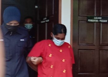 SEMBAKAVALI dibawa keluar dari Mahkamah Majistret Batu Pahat selepas didakwa menyebabkan kematian anaknya pada 14 Julai lalu.