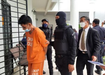 CHUA Kai Choon (kiri) yang berdepan enam pertuduhan di Mahkamah Majistret dan Mahkamah Sesyen dikawal anggota polis ketika tiba di Kompleks Mahkamah Kulim. - UTUSAN/AZAHAR HASHIM