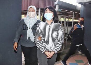 OOI  Yee Ling didakwa di Mahkamah Sesyen Ipoh hari ini atas 64 pertuduhan menyalahguna, memalsu dan menggunakan sebagai tulen 33 keping cek berjumlah RM10.65 juta antara November 2017 hingga Februari 2018. - UTUSAN/MUHAMAD NAZREEN SYAH MUSTHAFA