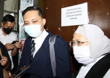 JUNJUNGAN Sigalingging (kiri) ditemui pemberita selepas keputusan kes rogol Paul Yong Choo Kiong di Mahkamah Tinggi Ipoh hari ini. - UTUSAN/MUHAMAD NAZREEN SYAH MUSTHAFA