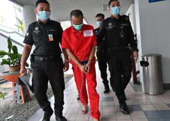 TERTUDUH diiring keluar anggota polis selepas mengaku bersalah di Mahkamah Sesyen, Ayer Keroh, Melaka atas pertuduhan merogol dan melakukan amang seksual fizikal.