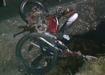 KEADAAN motosikal yang ditunggangi tiga rakan yang maut selepas dirempuh sebuah kereta di Kilometer 80, Jalan Jerangau-Jabor berhampiran Bukit Besi, semalam.