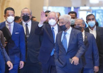 NAJIB Tun Razak (tengah) tiba di lobi Istana Kehakiman bagi rayuan akhir membabitkan penyelewengan dana RM42 juta milik SRC International Sdn. Bhd. hari ini. - UTUSAN/FARIZ RUSADIO