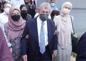 AHMAD RAMLI MOHD. NOR hadir di Mahkamah Sesyen Kuala Lumpur bagi menghadapi pertuduhan pecah amanah melibatkan projek pembinaan kapal tempur pesisir pantai (LCS). - UTUSAN/FAUZI BAHARUDIN