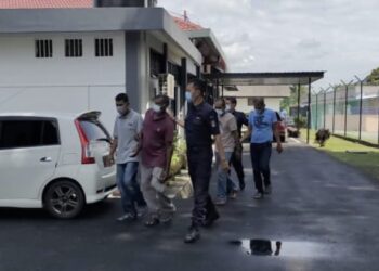 TIGA lelaki dihadapkan ke Mahkamah Majistret Rembau hari ini atas pertuduhan mengedar dadah di Felda Bukit Jalor, Gemencheh, Tampin pada 10 Ogos lalu. - UTUSAN/NOR AINNA HAMZAH