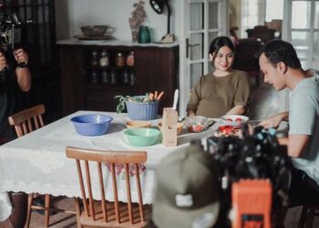 Sayap-sayap Patah menampilkan gandingan mantap Nicholas Saputra dan Ariel Tatum.