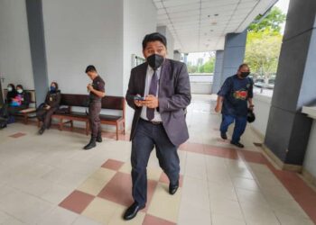 PEGUAM, Akif Rusli yang mewakili Khalid Redza Shuib dan anak perempuannya yang di bawah umur ketika hadir ke prosiding mahkamah membabitkan anak guamnya itu di Kompleks Mahkamah Seremban di Seremban 2, Seremban hari ini. - UTUSAN/NOR SHAFAWATI YUP