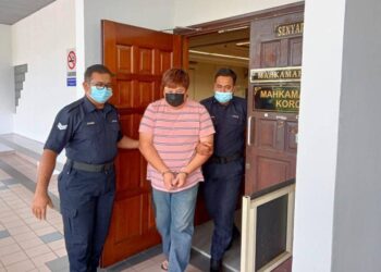 THONG Hang Seng diiring keluar anggota polis selepas mengaku bersalah di Mahkamah Sesyen Ayer Keroh, Melaka atas pertuduhan menggaji dua wanita warga asing secara haram sebagai tukang urut.