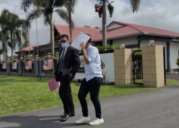 SIOW Chu Lee (kanan) meninggalkan Mahkamah Rembau selepas dikenakan hukuman denda sebanyak RM3,800 oleh Mahkamah Majistret Rembau kerana mencederakan seorang pelajar lelaki berusia 13 tahun pada bulan Jun lalu.-UTUSAN/NOR AINNA HAMZAH