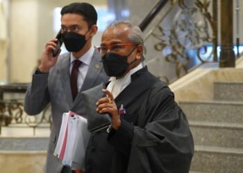 MUHAMMAD Shafee Abdullah (kanan) berjalan keluar selepas hadir ke perbicaraan rayuan sabitan dan hukuman penjara bekas Perdana Menteri, Datuk Seri Najib Razak berhubung penyelewengan dana SRC International Sdn. Bhd. berjumlah RM42 juta di Mahkamah Persekutuan. - UTUSAN/FARIZ RUSADIO