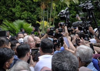 NAJIB Tun Razak bertemu penyokongnya di pekarangan Istana Kehakiman.