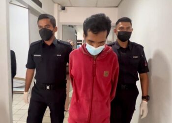 MOHD. Sharonizan Zolkefli yang dituduh melakukan amang seksual fizikal ke atas seorang pelajar lelaki dibawa keluar dari Mahkamah Sesyen Kuala Terengganu, hari ini. - UTUSAN/TENGKU DANISH BAHRI TENGKU YUSOFF