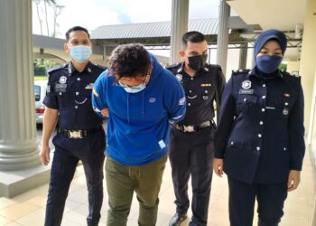 MAZLAN Ahmad (tengah) dibawa ke Mahkamah Majistret Pasir Mas , Kelantan hari ini.-UTUSAN/ROHANA ISMAIL