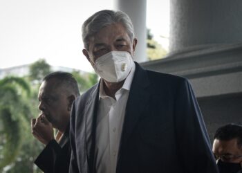 AHMAD Zahid Hamidi hadir di Mahkamah Tinggi Kuala Lumpur bagi perbicaraan kes pecah amanah, rasuah dan pengubahan wang haram dana Yayasan Akalbudi.-UTUSAN/FAIZ ALIF AHMAD ZUBIR