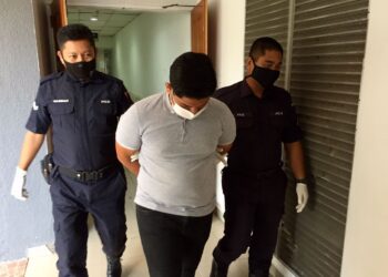 MUHAMMAD Hafiez Md. Kodim (tengah) yang dituduh atas kesalahan rogol dibawa di Mahkamah Tinggi Kuala Terengganu, hari ini. - UTUSAN/TENGKU DANISH BAHRI TENGKU YUSOFF