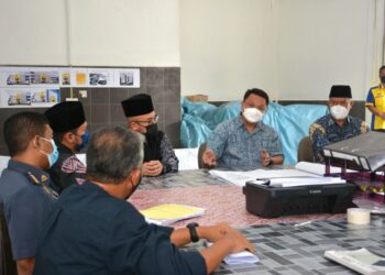 TUANKU Syed Faizuddin Putra Jamalullail (dua dari kanan) berkenan berangkat menerima taklimat dan meninjau kerja-kerja pengubahsuaian bangunan Wisma Majlis Agama Islam dan Adat Istiadat Melayu Perlis (MAIPs) di Uniciti Sungai Chuchoh, Padang Besar, Perlis hari ini.-UTUSAN