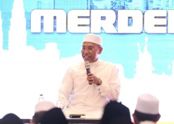 IDRIS Ahmad ketika berucap pada program kemuncak Hijrah Merdeka anjuran Jakim di Masjid Tuanku Mizan Zainal Abidin, Putrajaya malam tadi. - UTUSAN/AMREE AHMAD