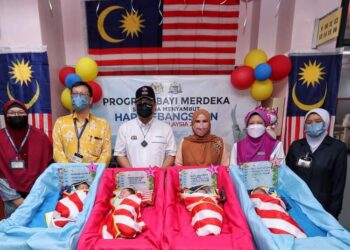 SULAIMAN Md. Ali (tiga dari kiri) dan Munirah M. Yusop (tiga dari kanan) menghadiri Program Bayi Merdeka di Hospital Melaka. - UTUSAN/AMRAN MULUP