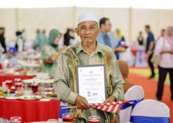 KOPERAL Mokhtar Sulaiman menunjukkan sijil penghargaan Sumbangan Wira Negara yang diterimanya daripada Sultan Nazrin Muizzuddin Shah sempena Sambutan Hari Kebangsaan 2022 peringkat negeri  Perak di Ipoh hari ini. - UTUSAN/MUHAMAD NAZREEN SYAH MUSTHAFA