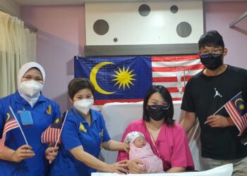 THOE Chui Yan (dua dari kanan) dan suami bersama bayi yang dilahirkan ketika sambutan hari kemerdekaan negara di Hospital Pakar KPJ Ipoh  hari ini. - UTUSAN/IHSAN KPJ IPOH