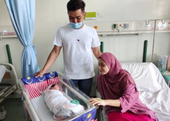 KHAUSAR Khairudin dan suaminya, Dzulfuadifathi bersama anak mereka yang dilahirkan pada hari ini ketika ditemui pemberita di Bangunan Wad Wanita dan Kanak-kanak HTJ, Seremban hari ini.-UTUSAN/NOR AINNA HAMZAH.