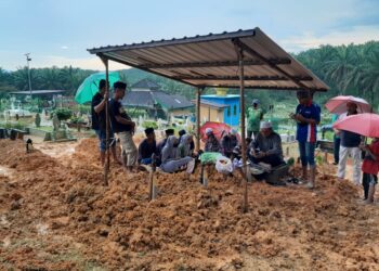 JENAZAH Mohamad Suti, Siti Jamaliah dan Nurfatihah Jannah dikebumikan dalam satu liang lahad di Tanah Perkuburan Islam Felda Pasir Raja, Kota Tinggi.