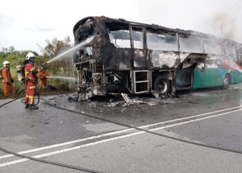 ANGGOTA bomba bertungkus lumus memadam kebakaran sebuah bas henti-henti di Jalan Sungai Petani-Kuala Ketil, petang ini.