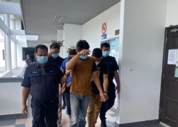 KESEMUA tertuduh mengaku tidak bersalah di Mahkamah Sesyen, Ayer Keroh, Melaka atas pertuduhan melakukan rompakan berkumpulan terhadap seorang warga Bangladesh.