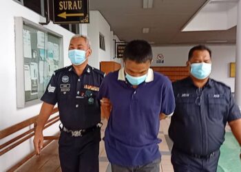 IRWAN Effendy Berahim diiring keluar anggota polis selepas dijatuhkan hukuman penjara lapan bulan oleh Mahkamah Majistret, Ayer Keroh, Melaka. - UTUSAN/MUHAMMAD SHAHIZAM TAZALI