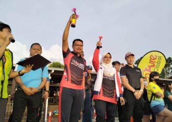 MOHD HAIRI MAD SHAH (dua dari kiri)  melakukan 'flag off' 113 Triathlon Desaru di Lotus Desaru Beach Resort, Kota Tinggi.