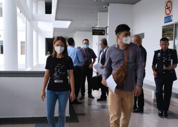 JIANG Jun Ying (kiri) didenda RM25,000 oleh Mahkamah Sesyen, Ayer Keroh, Melaka kerana menjalankan operasi klinik pergigian haram. - UTUSAN/MUHAMMAD SHAHIZAM TAZALI