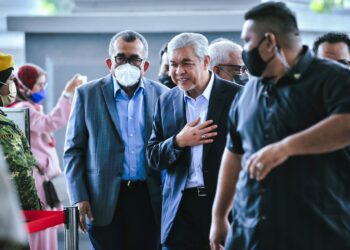 AHMAD Zahid Hamidi hadir di Mahkamah Tinggi Kuala Lumpur bagi perbicaraan kes rasuah, pecah amanah dan pengubahan wang haram. - UTUSAN/MOHD. FIRDAUS MOHD. JOHARI