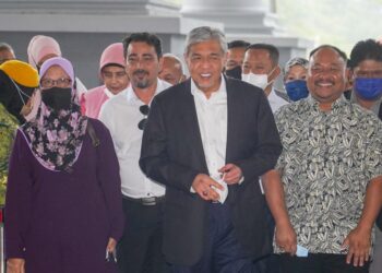 AHMAD Zahid Hamidi hadir di Mahkamah Tinggi Kuala Lumpur bagi perbicaraan kes rasuah, pecah amanah dan pengubahan wang haram. -  UTUSAN/SHIDDIEQIIN ZON