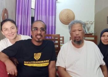 ANGELINE Tan (kiri), Sabri Yunus (dua dari kiri) merakam gambar kenangan bersama Allahyarham Bob Lokman dan isteri, Relawati Daud (kanan).