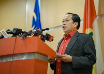 AHMAD Maslan bercakap pada sidang akhbar selepas mesyuarat Majlis Tertinggi UMNO di Menara Dato Onn. - UTUSAN/FARIZ RUSADIO