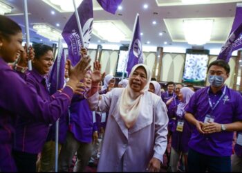 ZURAIDA Kamarudin (dua dari kanan) disambut ahli parti PBM di IDCC, Shah Alam, Selangor. -UTUSAN/AFIQ RAZALI