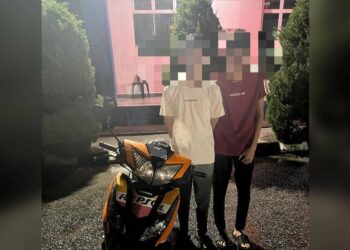 REMAJA yang ditahan selepas melakukan ‘wheelie’ di Jalan Pantai Cahaya Bulan, Kota Bharu, semalam. - UTUSAN/IHSAN POLIS