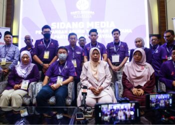 ZURAIDA Kamarudin (hadapan tiga dari kanan) ketika sidang akhbar selepas selesai Persidangan Agung Tahunan 2022 PBM di IDCC Shah Alam, Selangor. - UTUSAN/AFIQ RAZALI