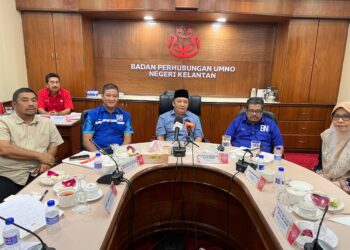 AHMAD Jazlan Yaakob (tengah) selepas mempengerusikan Mesyuarat Badan Perhubungan UMNO Kelantan di Bangunan UMNO Kelantan, Kota Bharu, Kelantan malam tadi.