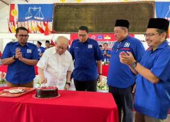 TENGKU Razaleigh Hamzah (dua dari kiri) memotong kek selepas merasmikan Mesyuarat Perwakilan UMNO Gua Musang di Balai Rakyat Bukit Cekati, Gua Musang, Kelantan.-UTUSAN/AIMUNI TUAN LAH