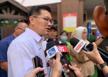 LIM Ban Hong bercakap kepada pemberita selepas menyerahkan sijil warganegara kepada Muhammad Shaffiq Izudin Aziz Abdul Rahim di Pejabat Pendaftaran Negara, Ayer Keroh, Melaka. - UTUSAN/AMRAN MULUP