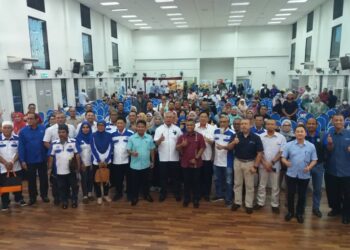 NOH Omar (tengah) bersama peserta seminar itu di Institut Pengurusan Peladang (IPP) Sungai Kajang, Tanjong Karang, petang tadi.