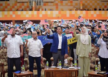 MOHD. SHAHAR Abdullah (tengah) bersama Abdul Aziz Abdul Rahman (dua kiri) pada program Forum Bual Bicara Undi 18: Apa Orang Muda Perlu Tahu? di UMP Kampung Gambang di Kuantan, Pahang.