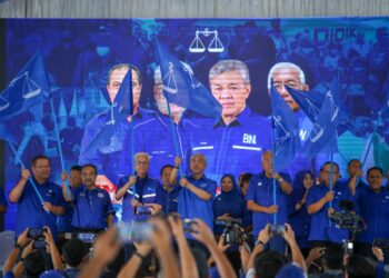 AHMAD Zahid Hamidi bersama Ismail Sabri Yaakob dan pimpinan lain mengibar bendera BN  pada Program Solidariti Kestabilan dan Kemakmuran di Dataran Serdang, Bandar Baharu di sini, hari ini. -UTUSAN/SHAHIR NOORDIN