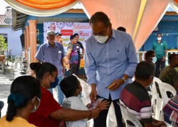 DR. Dzulkefly Ahmad menyerahkan sumbangan sewaktu Majlis Sumbangan Deepavali di Jeram, Kuala Selangor pada hari ini. UTUSAN/ZULFADHLI ZAKI