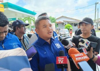 RAIS Yasin bercakap kepada pemberita ketika ditemui pada Program Isi Minyak Motosikal Percuma di Stesen Petronas Taman Rambai Utama, Paya Rumput, Melaka.