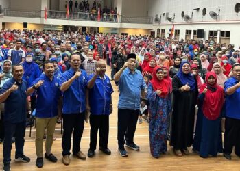 SHAHIDAN Kassim (enam dari kanan) bergambar bersama jentera BN di Dewan Sivik, Arau, Perlis hari ini.- UTUSAN/ASYRAF MUHAMMAD