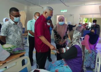 NOH Omar beramah mesra dengan pesakit ketika melawat Hospital Tanjong Karang,
Tanjong Karang, Selangor, hari ini. -UTUSAN/ ISKANDAR SHAH MOHAMED